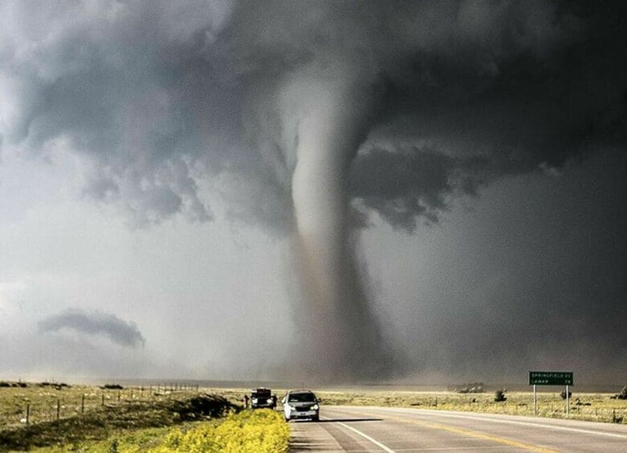 Как правильно управлять автомобилем в условиях сильного ветра?