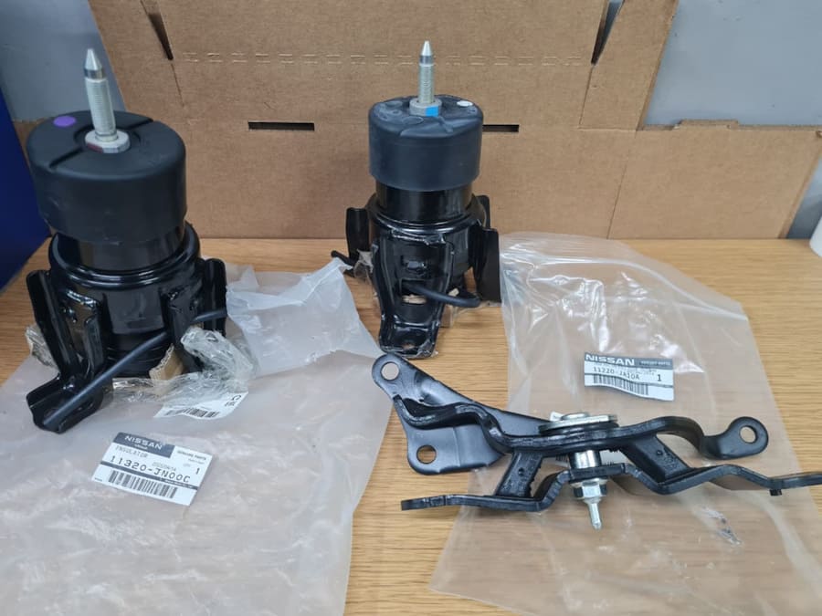 Замена опор двигателя на Nissan Teana J32: признаки износа и пошаговый разбор