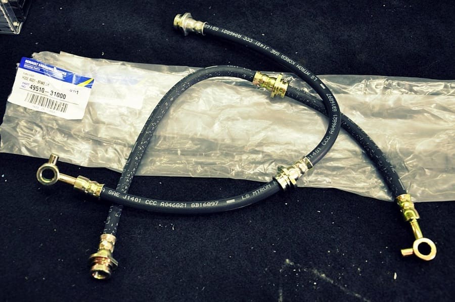 Проверка состояния тормозных шлангов на Nissan Almera Classic